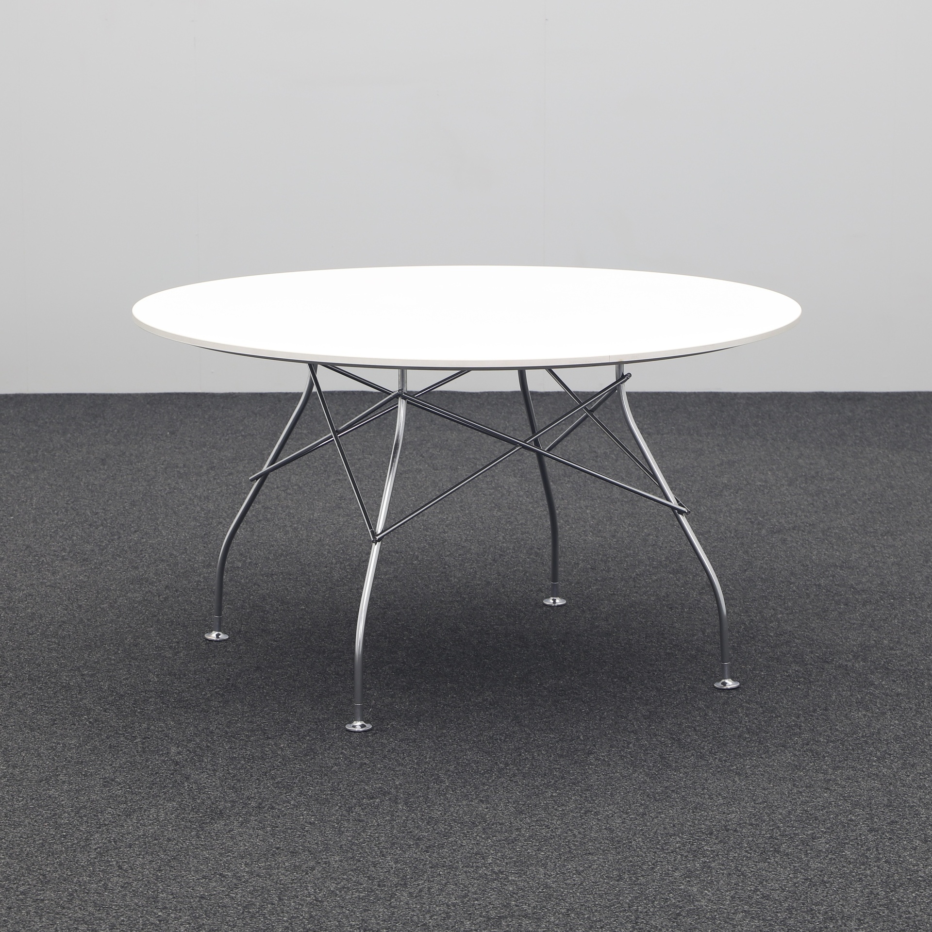 Image of Konferenztisch Kartell Glossy 130x130 cm, Weiss/Verchromt, Rund, Normal gebraucht, Tisch - Hochwertig & langlebig