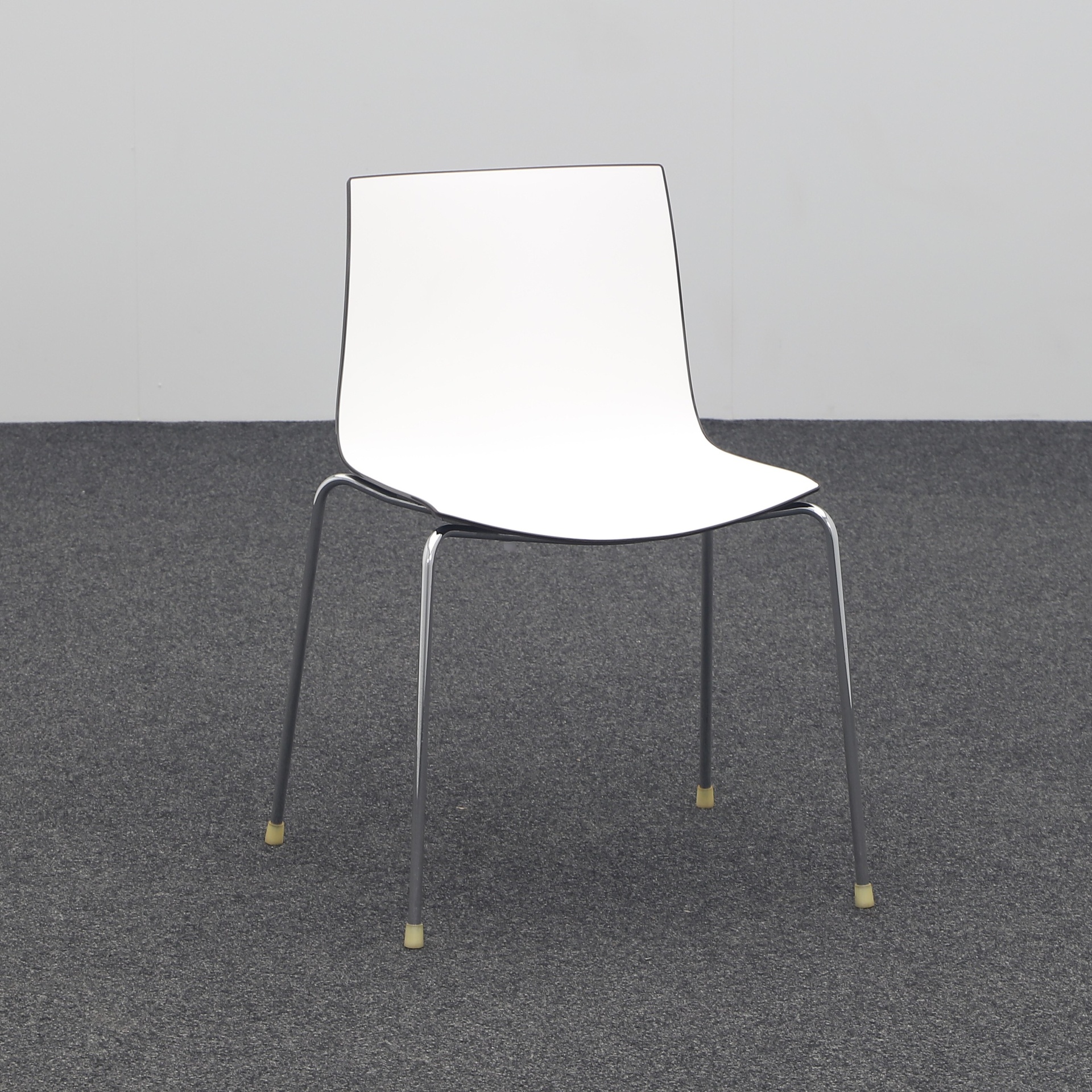 Bistro Stapelstühle Arper Catifa 46 Braun ohne Armlehnen, Normal gebraucht - Perfekt für komfortables Sitzen