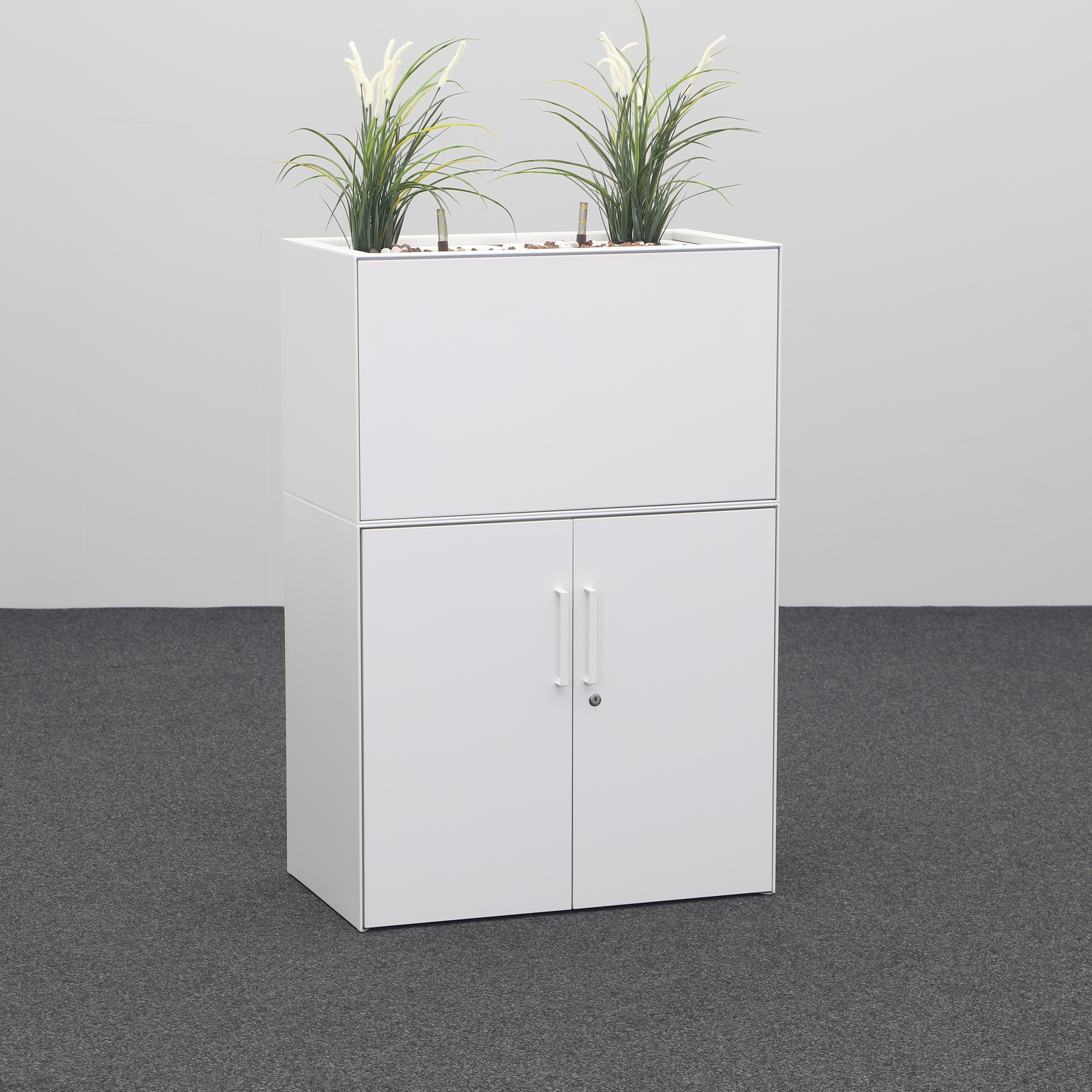 Flügeltürschränke Lista LO, mit Blumentopf Aufbau