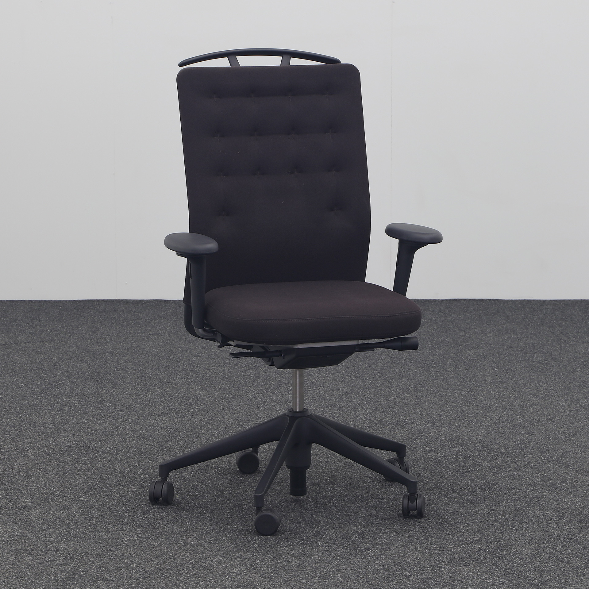 Sedia girevole per ufficio Vitra ID Trim con appendiabiti (Marrone, Normale usato, Braccioli 2D)