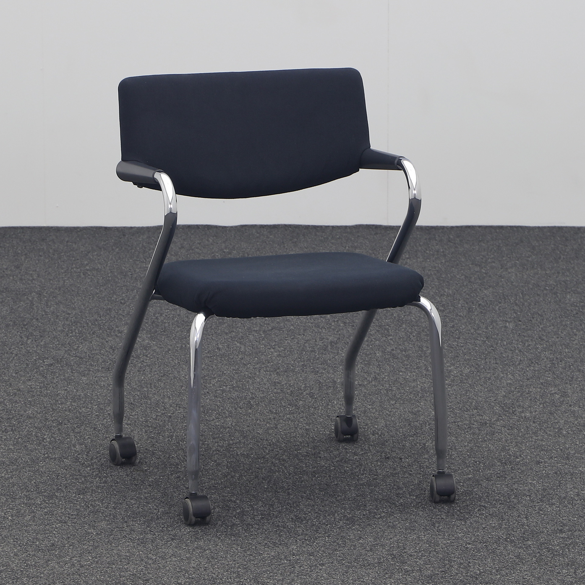 Chaise 4 pieds Vitra Noir/Chromé avec accoudoirs fixes, Normalement utilisé - parfait pour le bureau et la réception