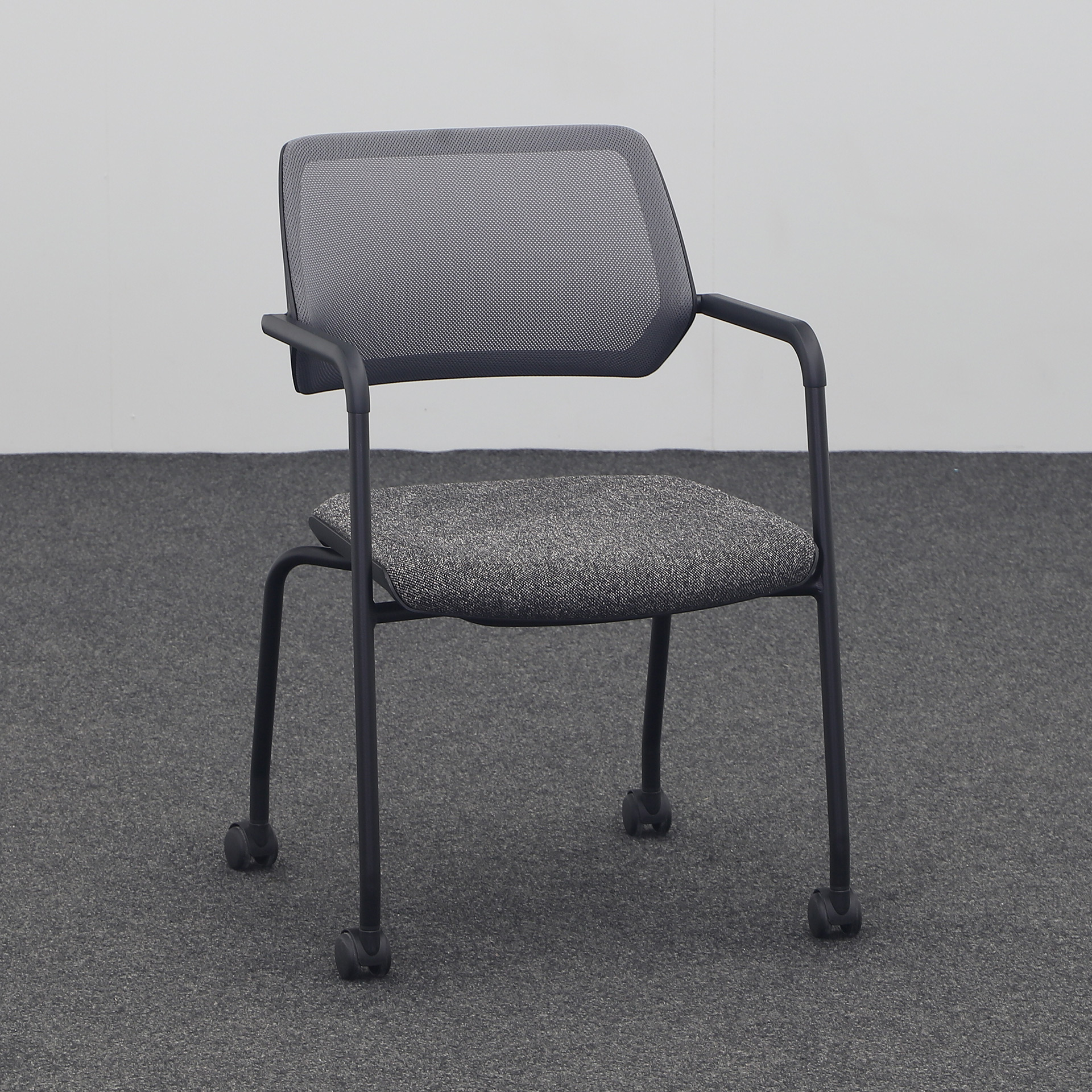 4-Fuss Stuhl Steelcase QiVi Lichtgrau/Schwarz mit Fixarmlehnen, Gut – Perfekt für Büro und Empfang
