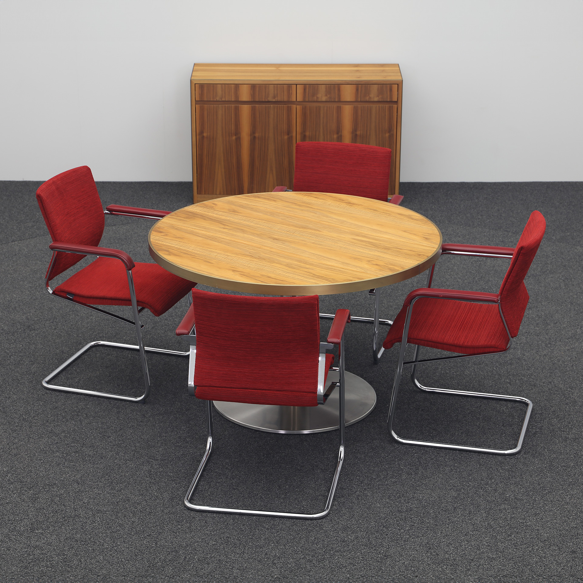 Konferenztisch Set Nussbaum mit Wilkhahn Stühlen & Sideboard (Normal Gebraucht)