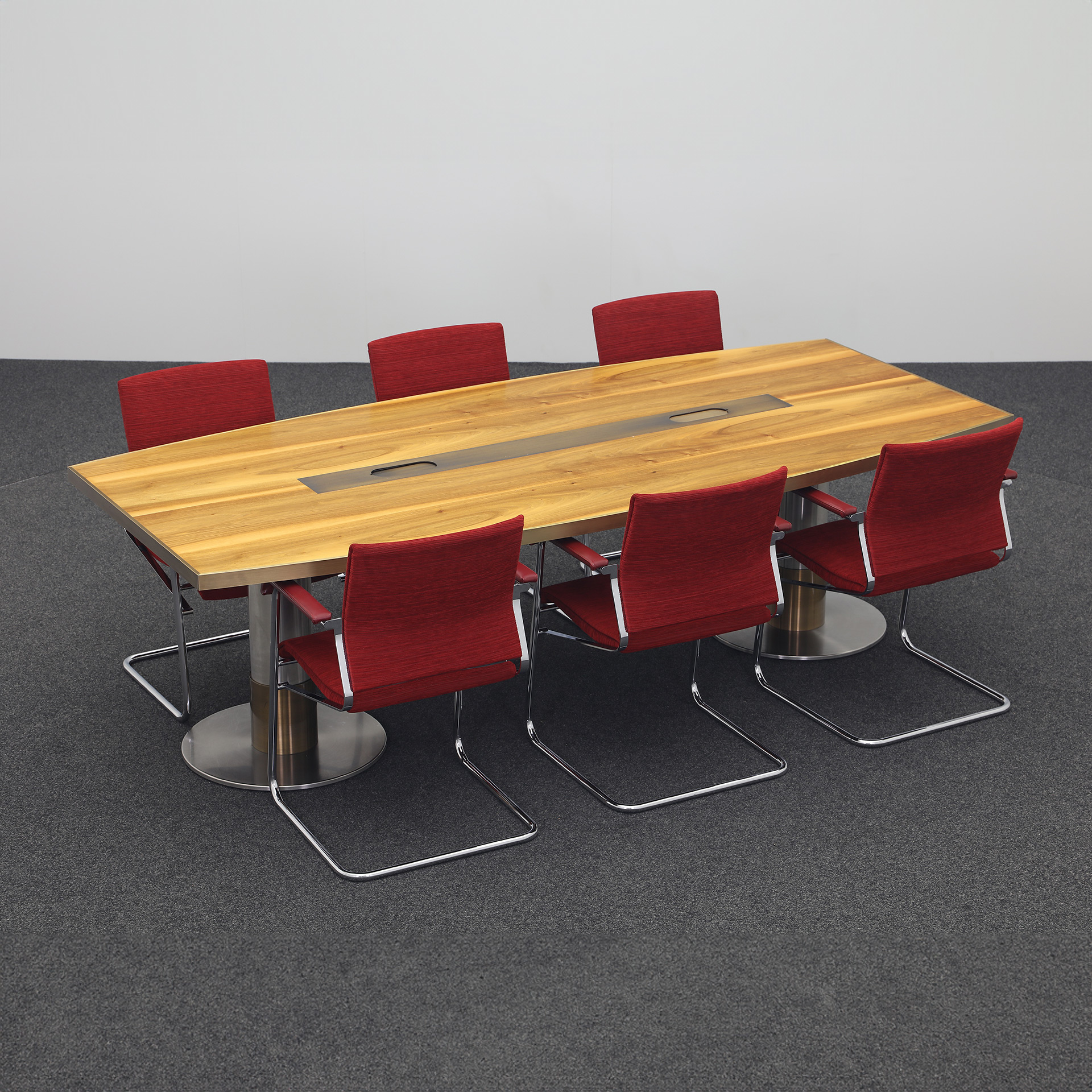 Konferenztisch Bootsförmig Nussbaum mit Wilkhahn Stühlen (Nussbaum, Normal Gebraucht, 250x99, Verchromt)