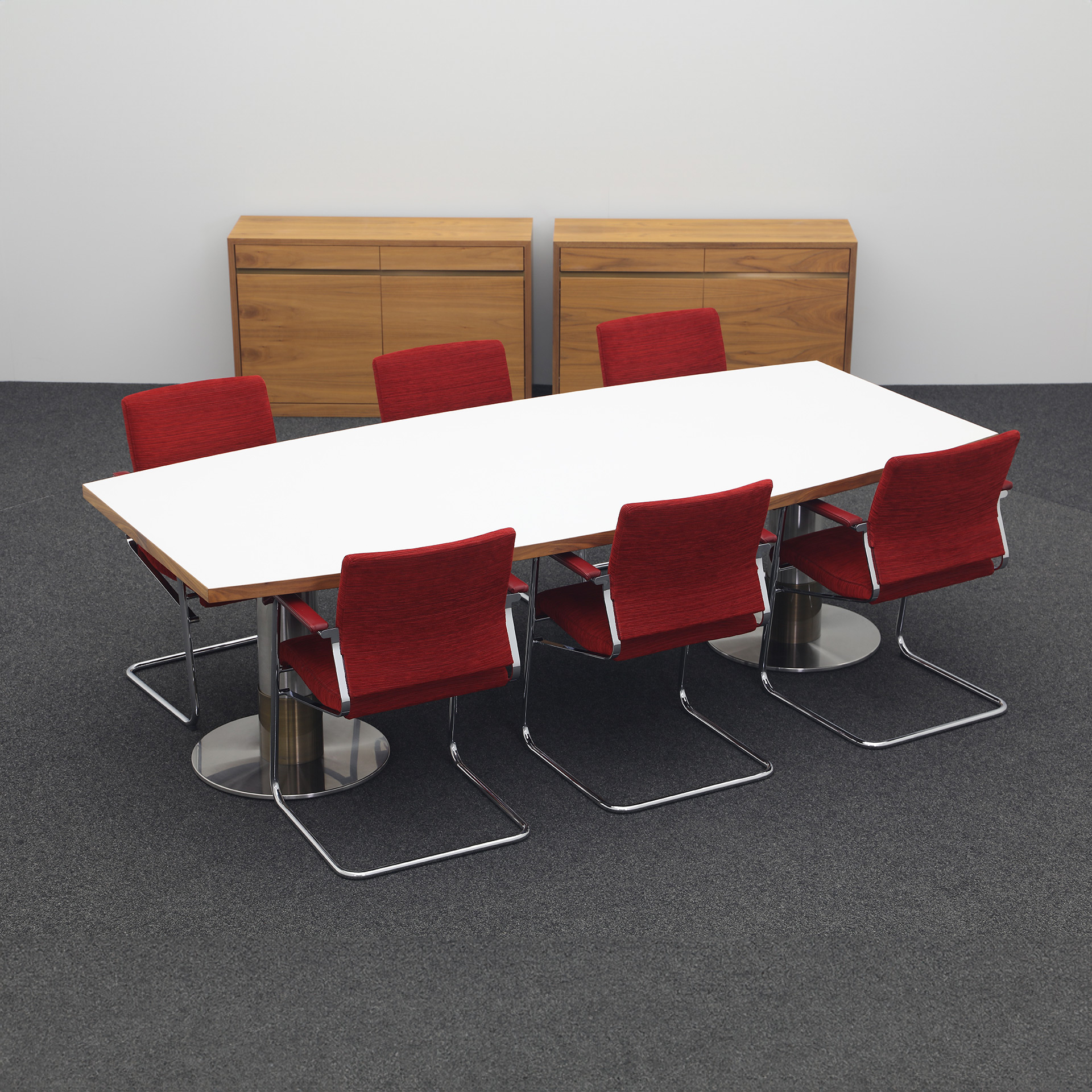Konferenztisch Bootsförmig Lichtgrau mit Wilkhahn Stühlen und Sideboards (Lichtgrau, Normal Gebraucht, 250x115, Verchromt)