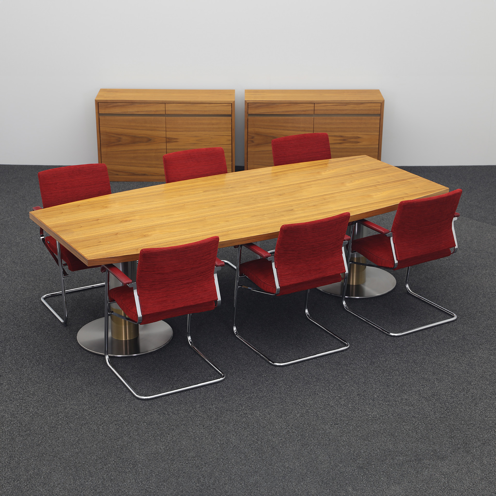 Konferenztisch Bootsförmig mit Sideboards in Nussbaum und Wilkhahn Stühlen (Normal Gebraucht)