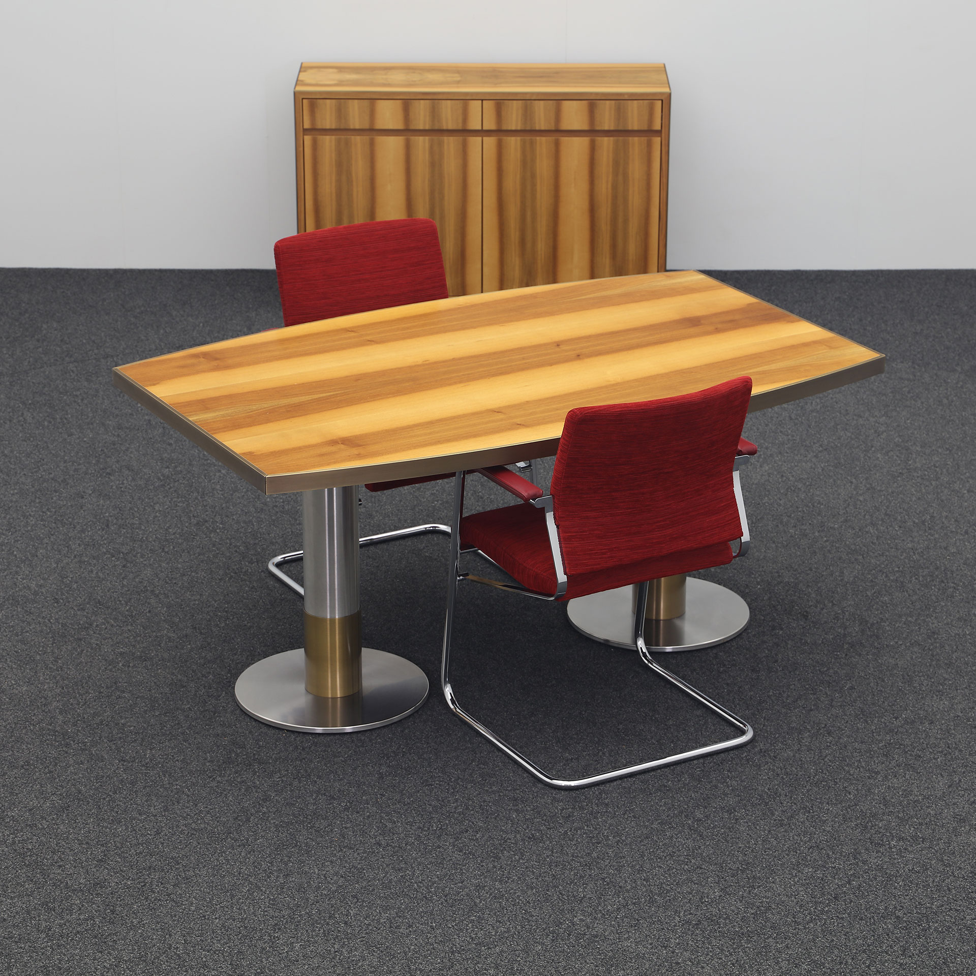 Konferenztisch mit Sideboard in Nussbaum mit Wilkhahn Stühlen (Nussbaum, Normal Gebraucht, 160x100, Verchromt)