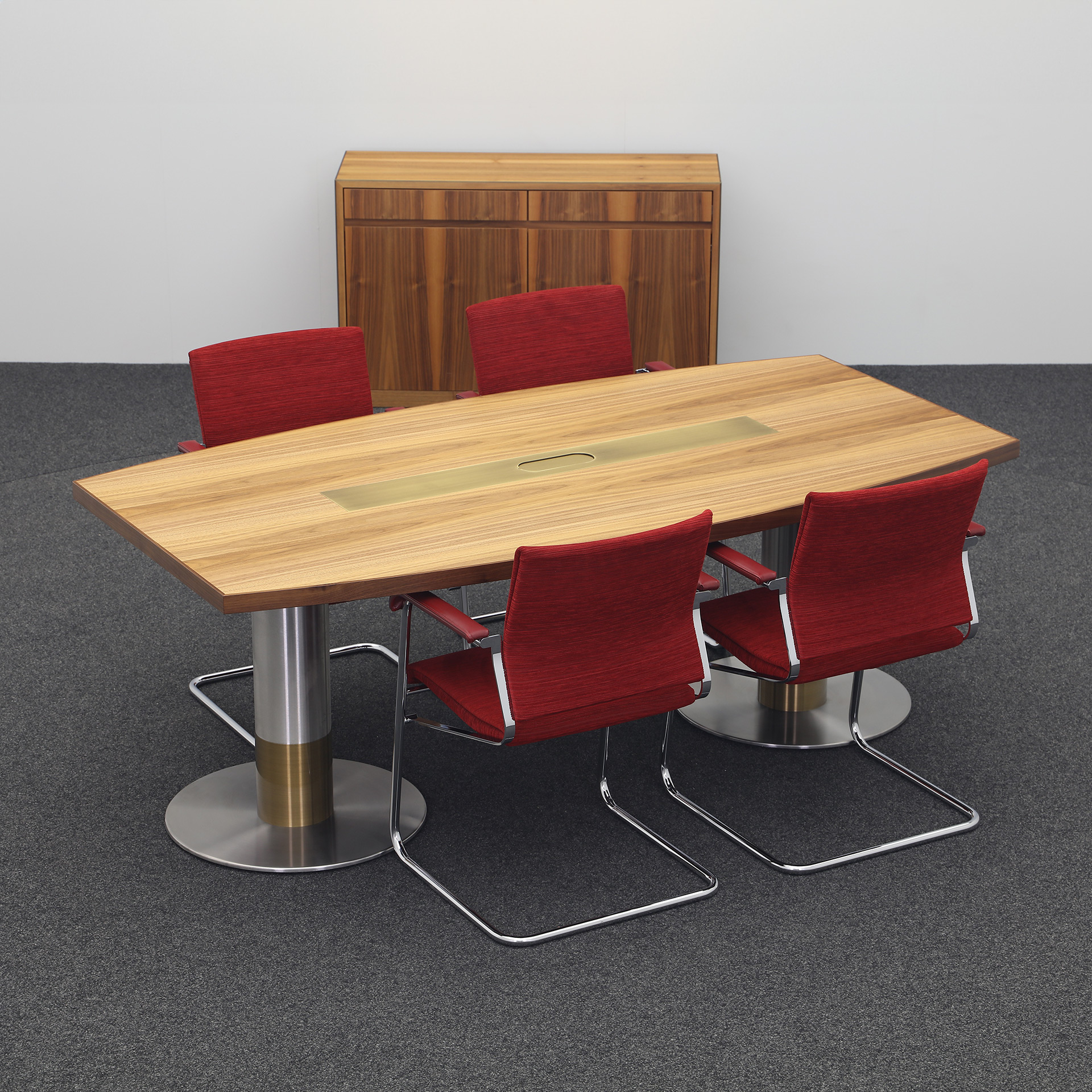 Konferenztisch aus Nussbaum mit Wilkhahn Stühlen (Normal Gebraucht, 180x100)